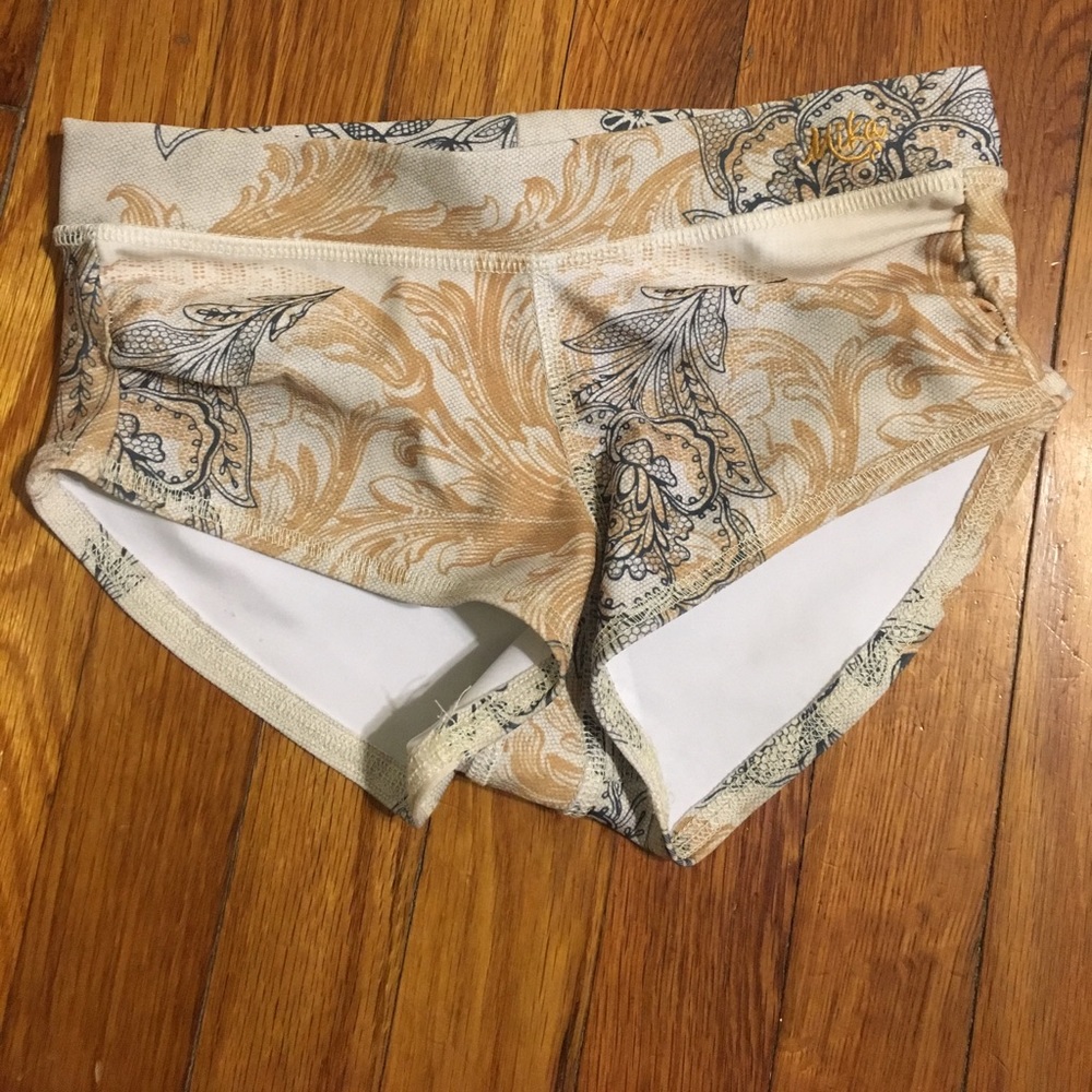 Mika yoga shorts